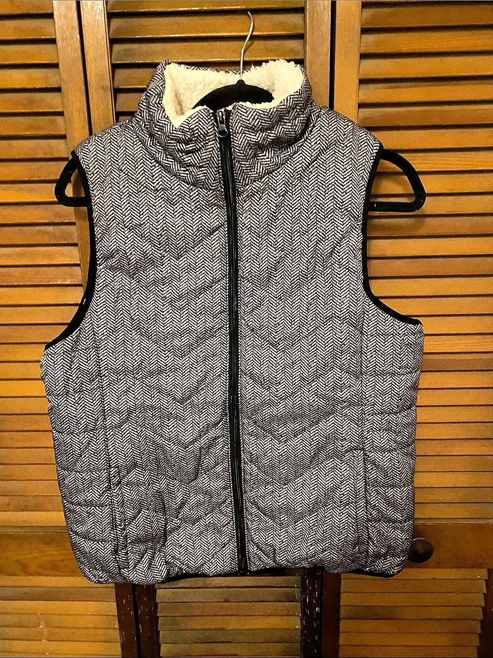 River & Rose Chevron Quilted Sherpa Vest in Black & White XL